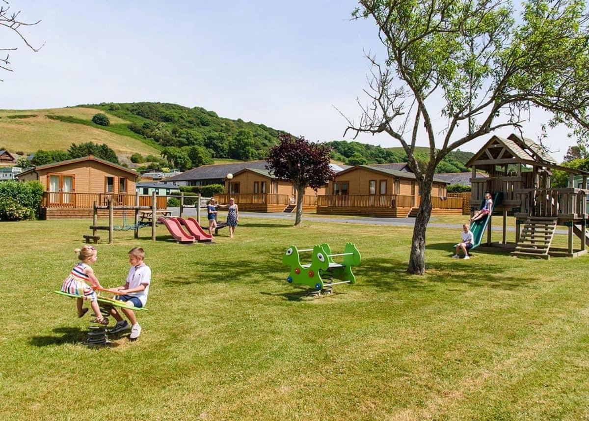Penrhos Park Hotel Llanrhystyd Buitenkant foto