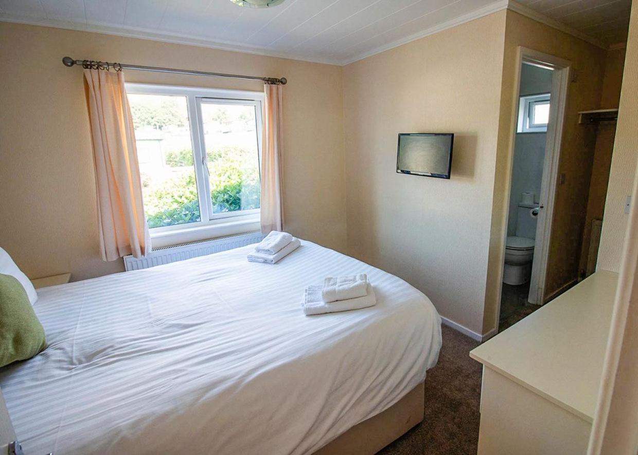 Penrhos Park Hotel Llanrhystyd Buitenkant foto